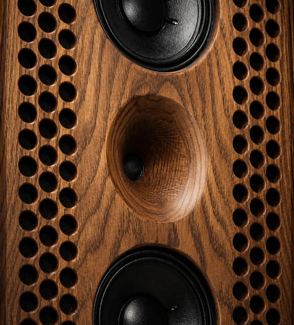 Compact horn in an oak facade for the high-frequency section
